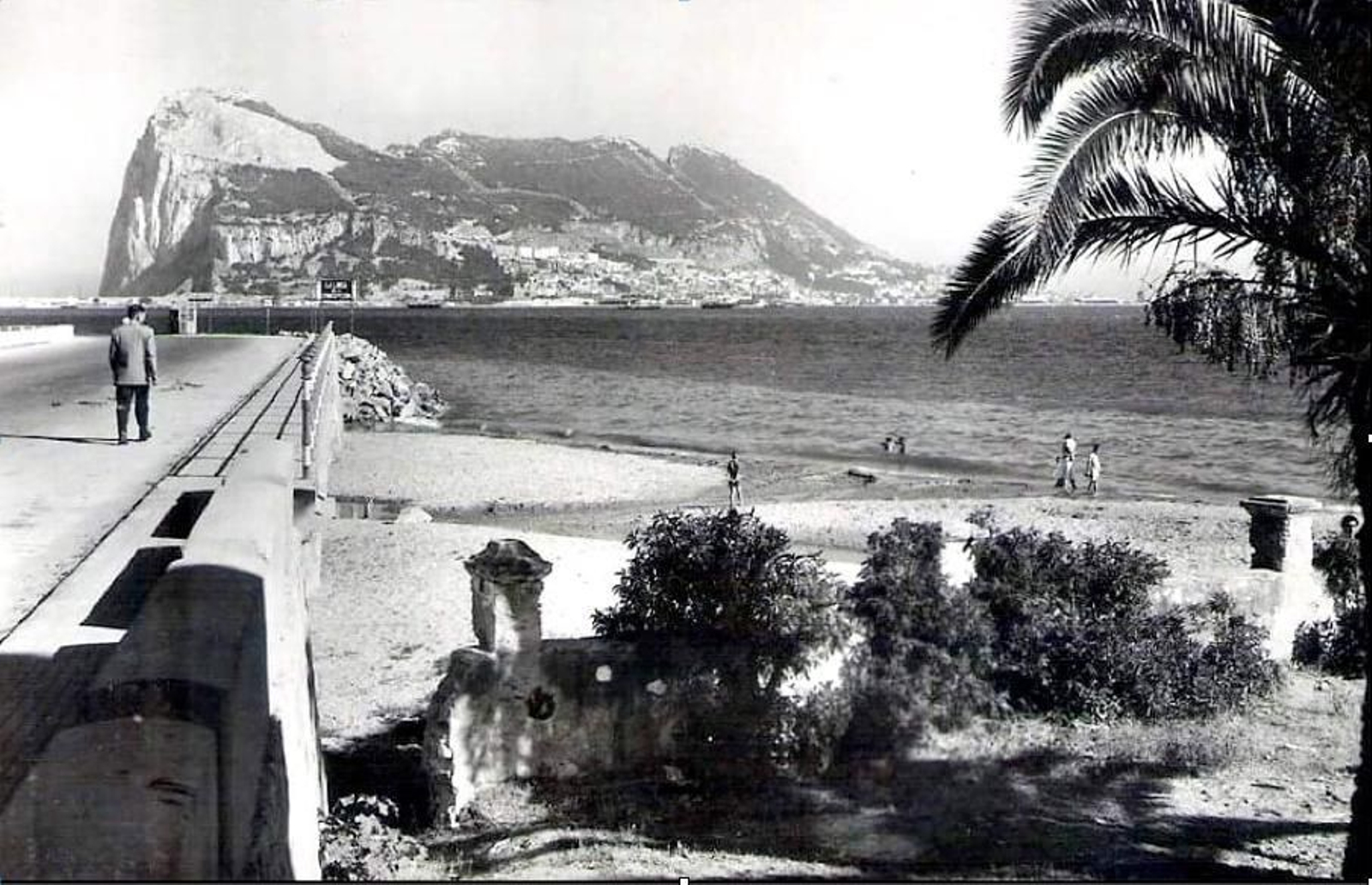 La “playa de los italianos”, junto al puente sobre el Cachón en la misma entrada a La Línea. Por este lugar era por donde estaba previsto que, después de ejecutar sus misiones, los operadores de la X MAS alcanzasen la costa española.