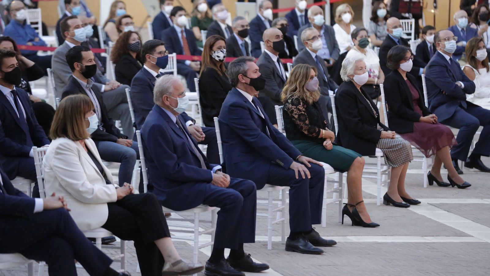 Asistentes al acto celebrado en el Patio de la Montería del Alcázar.