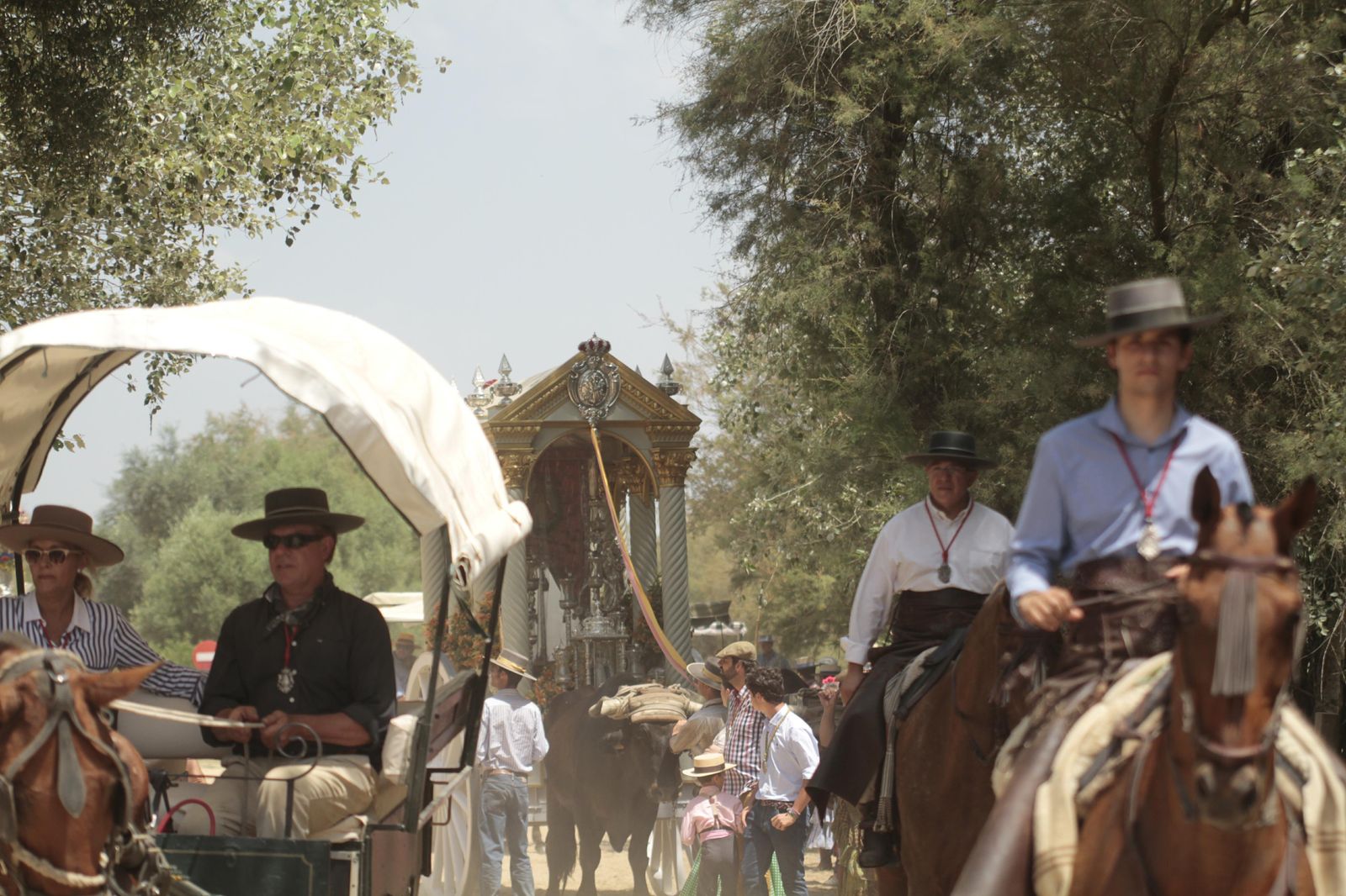 Las hermandades cruzando el puente del Ajolí, en imágenes