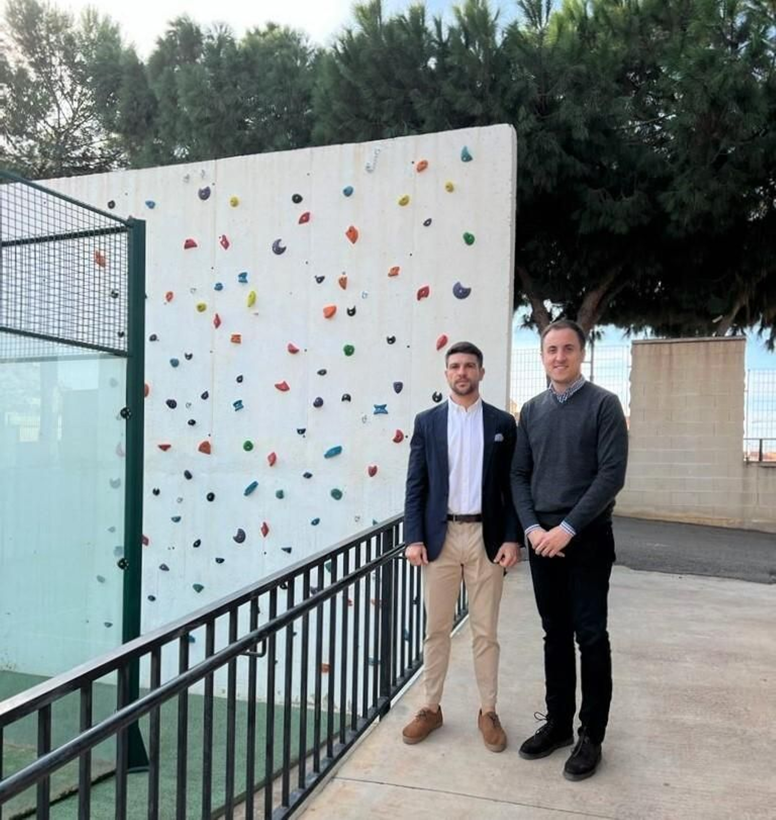 El teniente de alcalde del Ayuntamiento y el director de Iundenia, en las nuevas instalaciones.