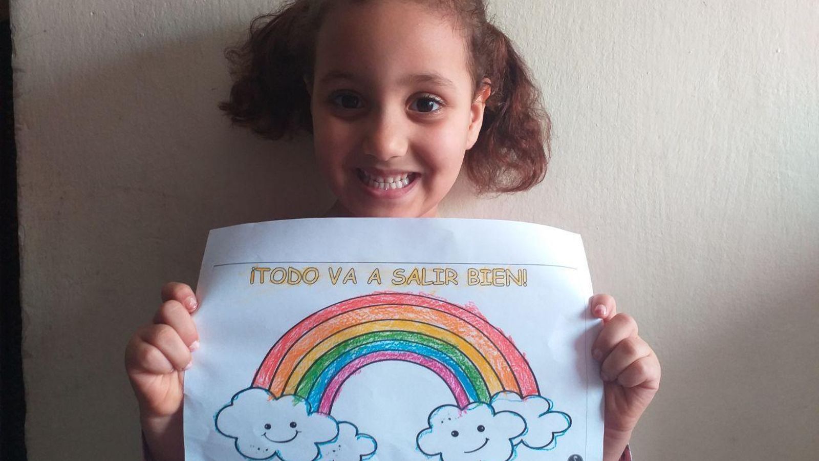 Una pequeña sostiene el cartel de ¡todo va a salir bien!