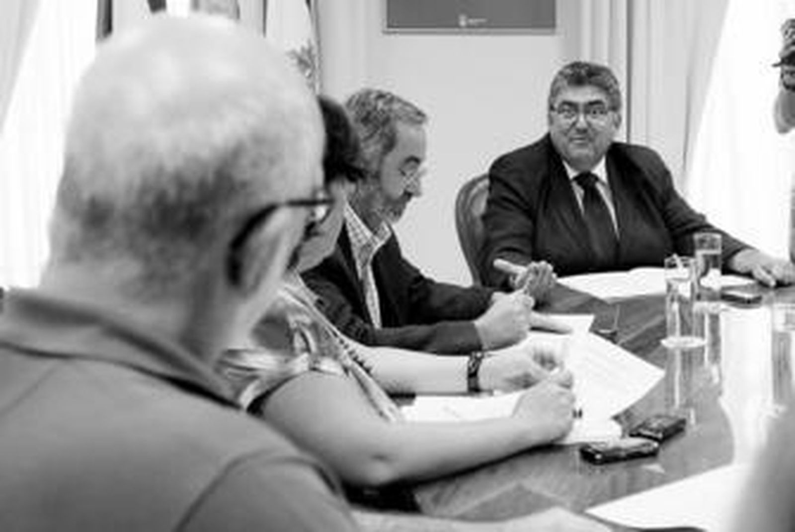 De espaldas, Francisco López, director de la oficina para 'Jerez 2013'; al fondo, Casto Sánchez, durante la comisión celebrada ayer.