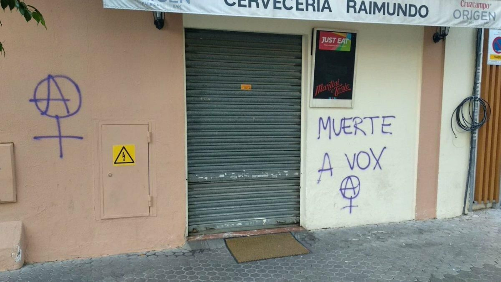 Pintadas contra vox en la cervecería Raimundo
