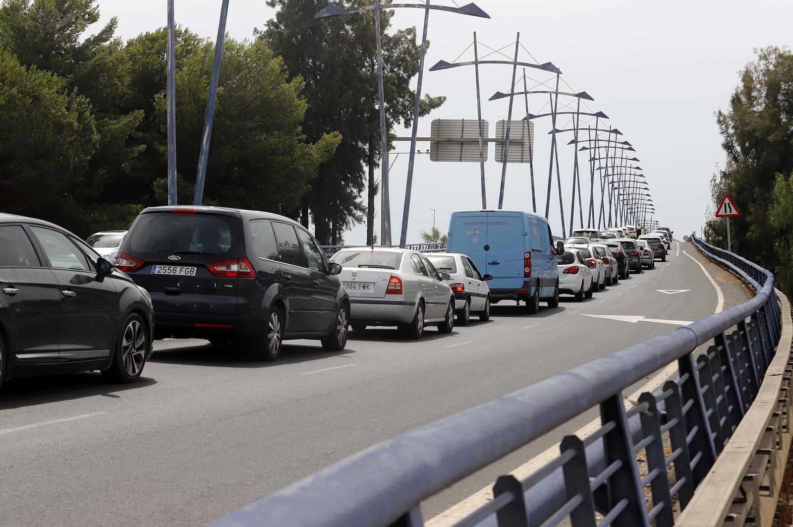 Imágenes de las retenciones provocadas por un accidente en el puente del Odiel