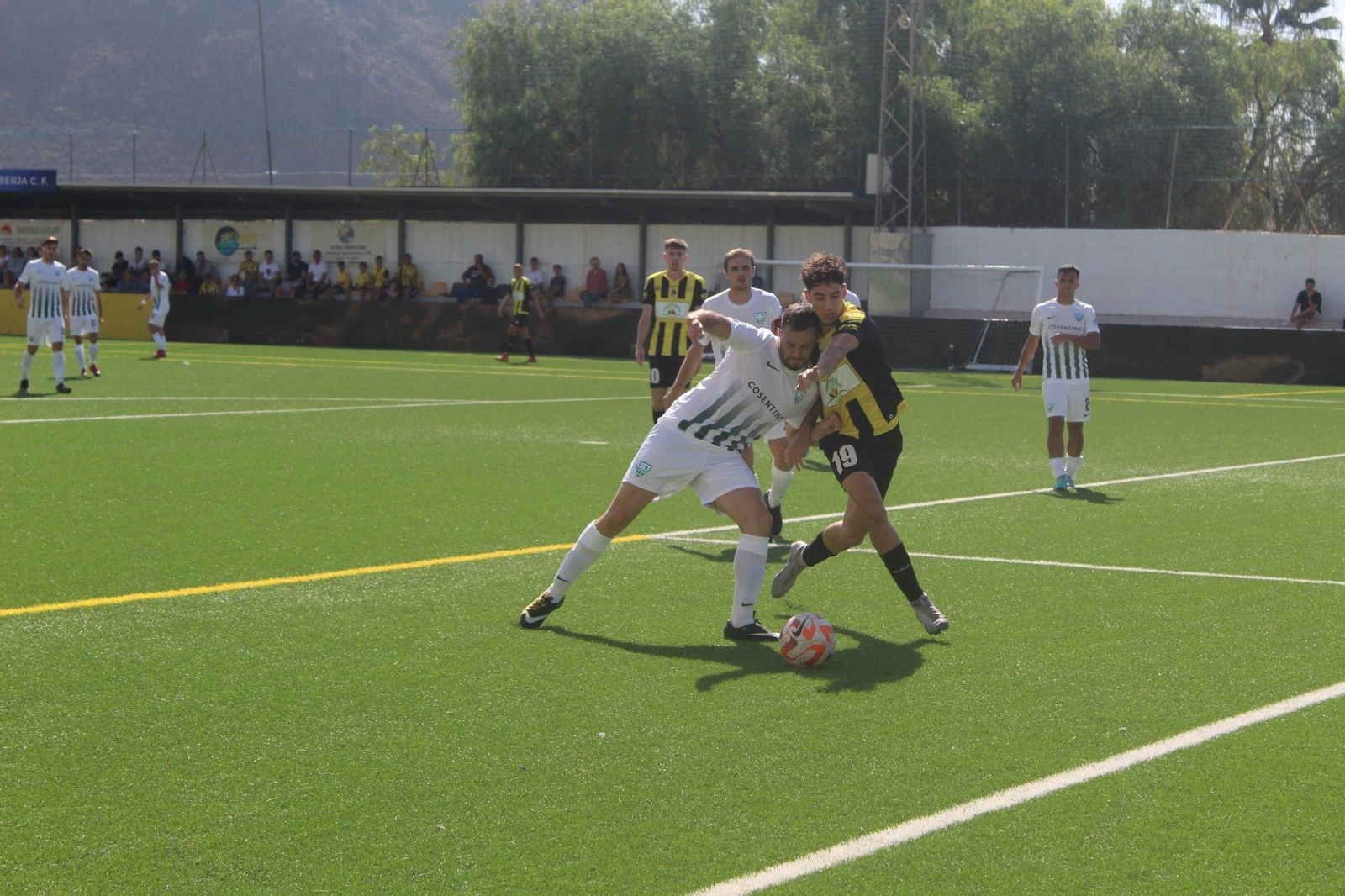 Un jugador del Cantoria y otro del Berja pugnan por un balón en el derbi disputado en el Salva Sevilla.