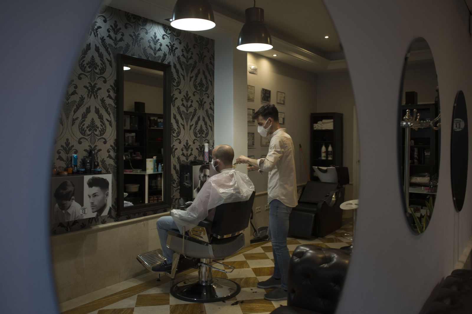 Un peluquero trabajando.