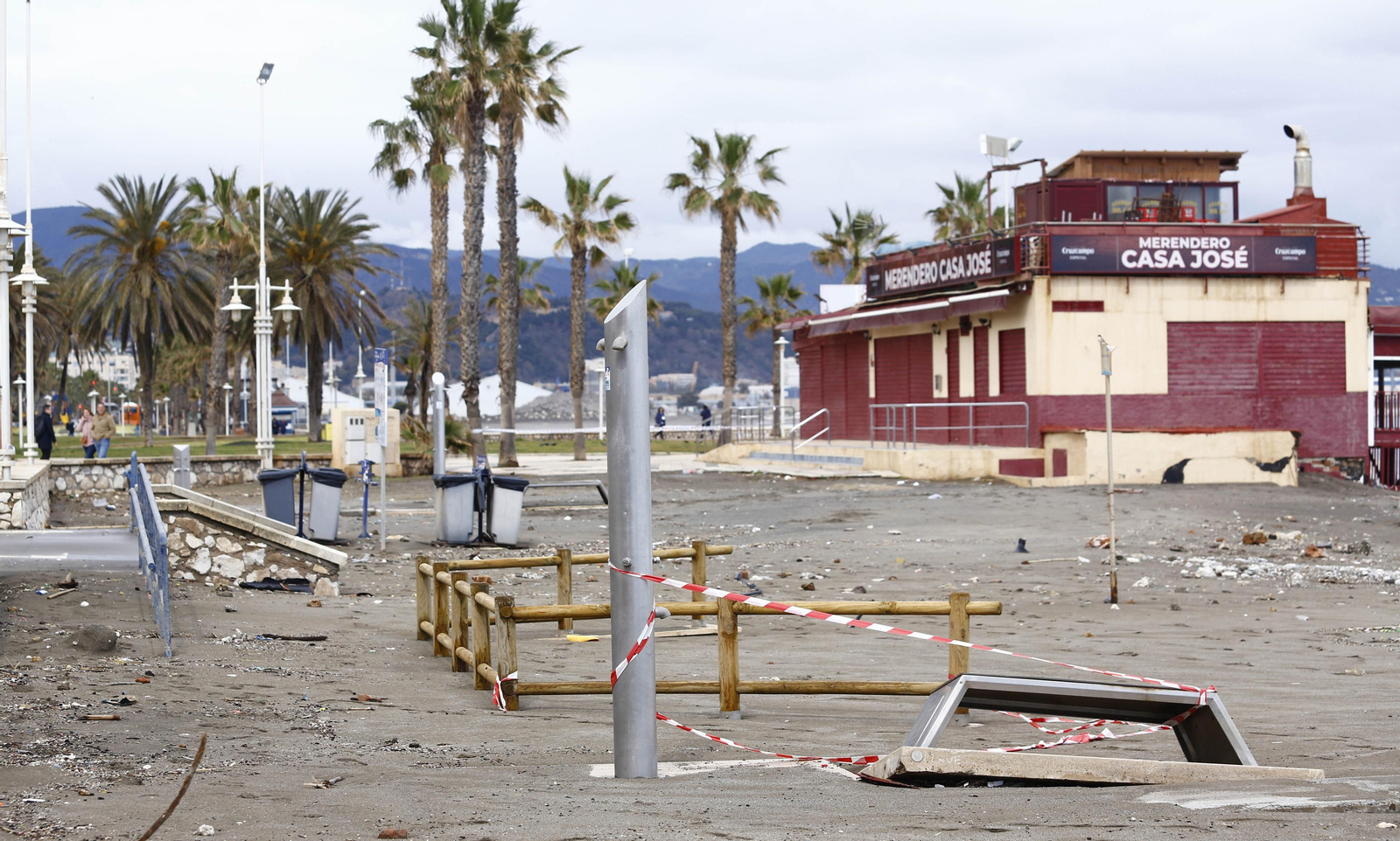 Las fotos de los efectos del temporal en las playas y paseos marítimos de Málaga