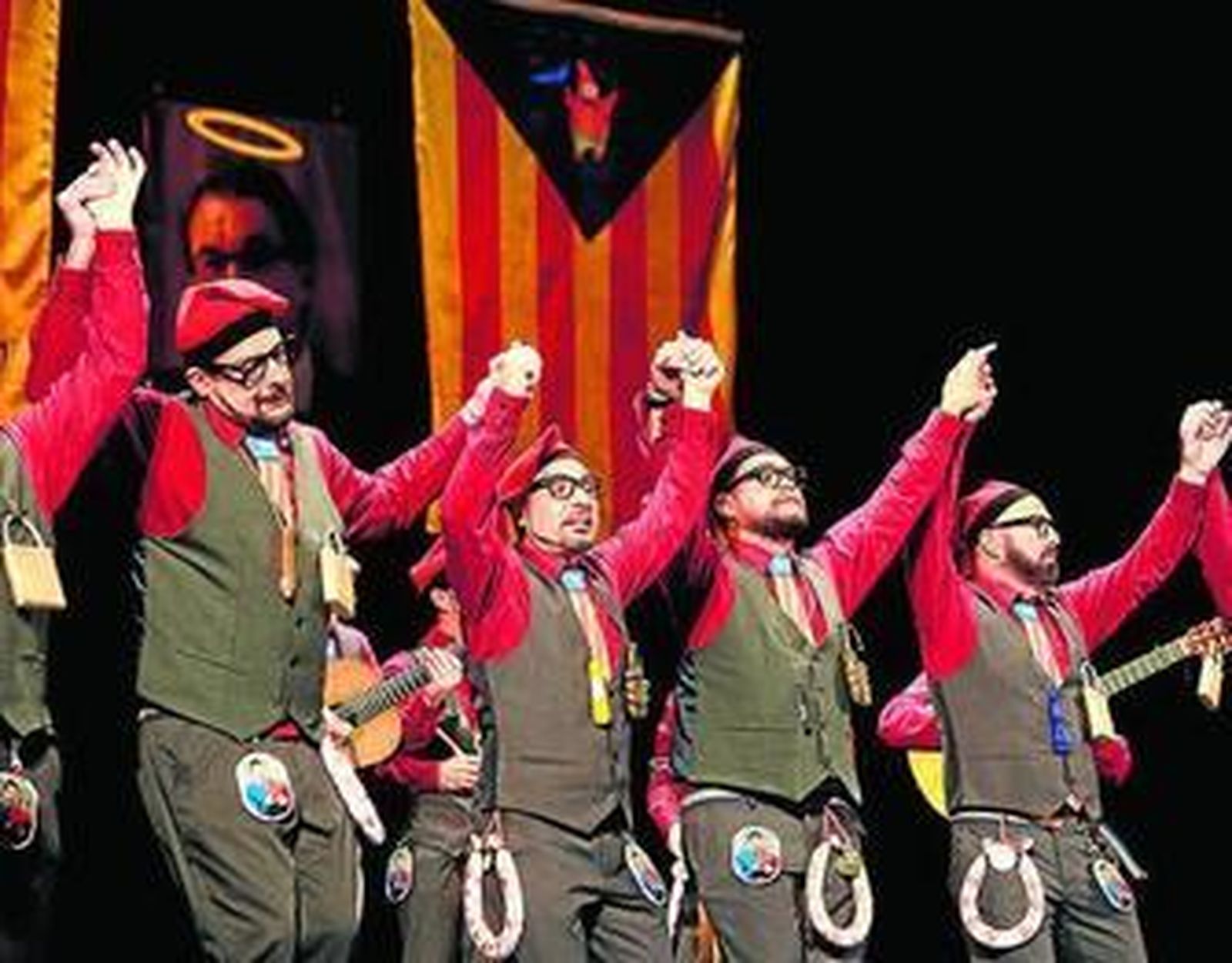 Chirigota "La pela es la pela", durante su actuación en el Teatro Falla.