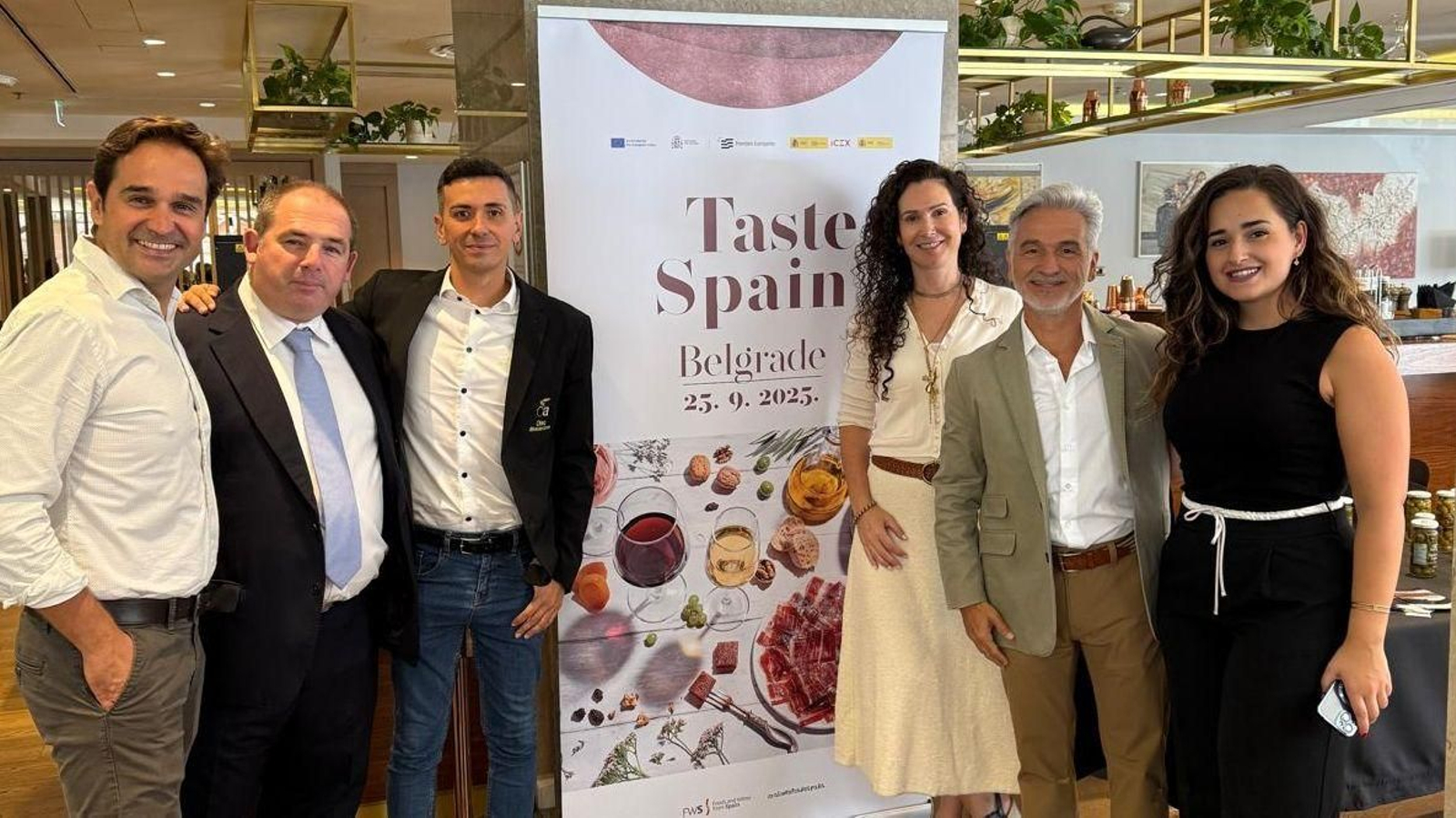 Foto de grupo con los participantes de Sabores en Belgrado.
