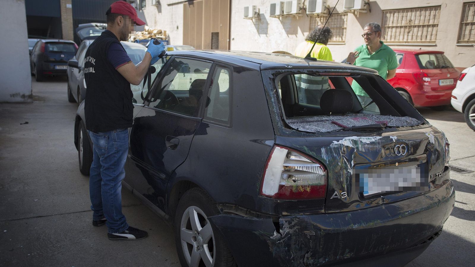 Un guardia civil trabaja en el coche del vigilante, empleado en los alunizajes.