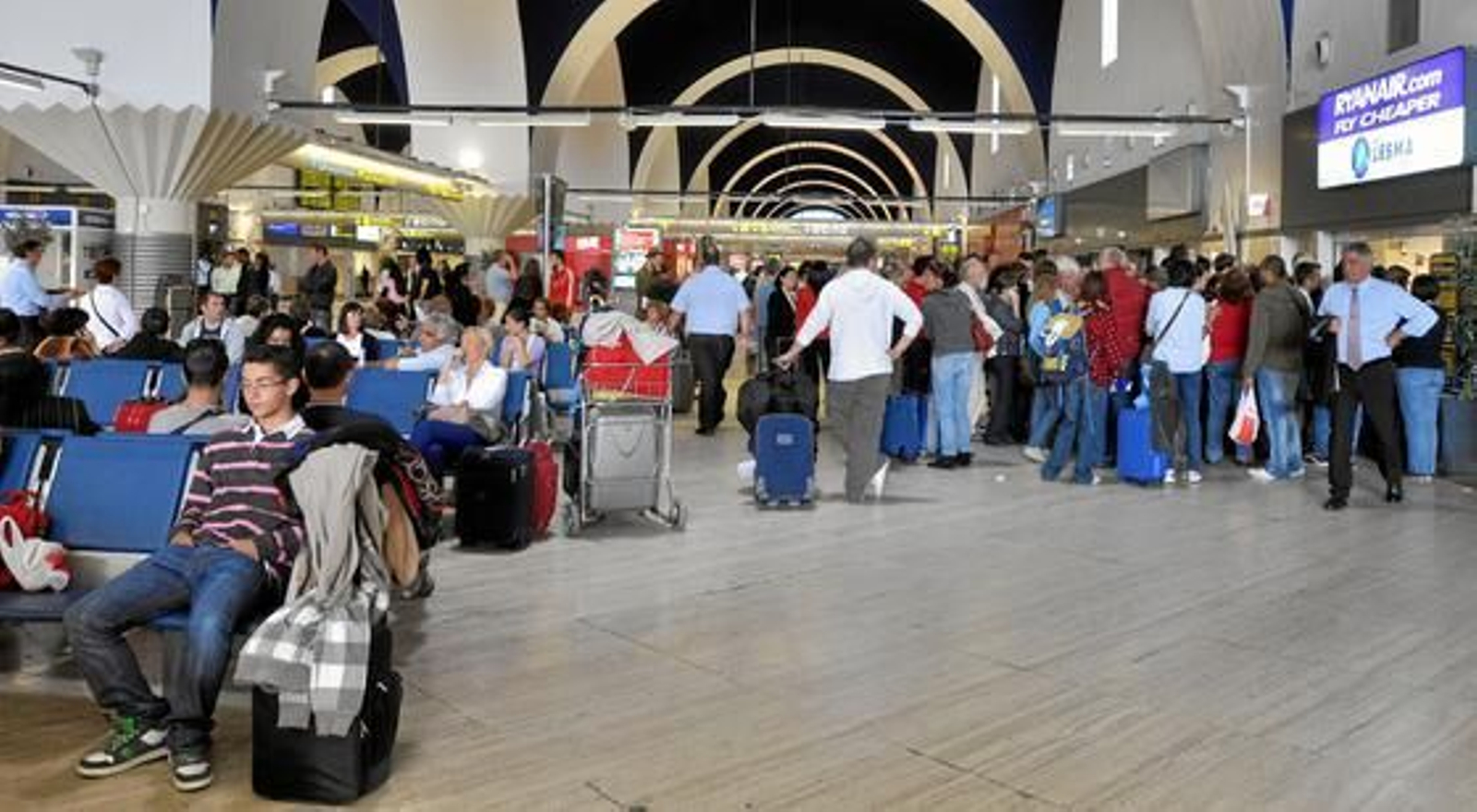 Desesperación y largas colas en San Pablo por el cierre de aeropuerto.

Foto: Manuel Gómez