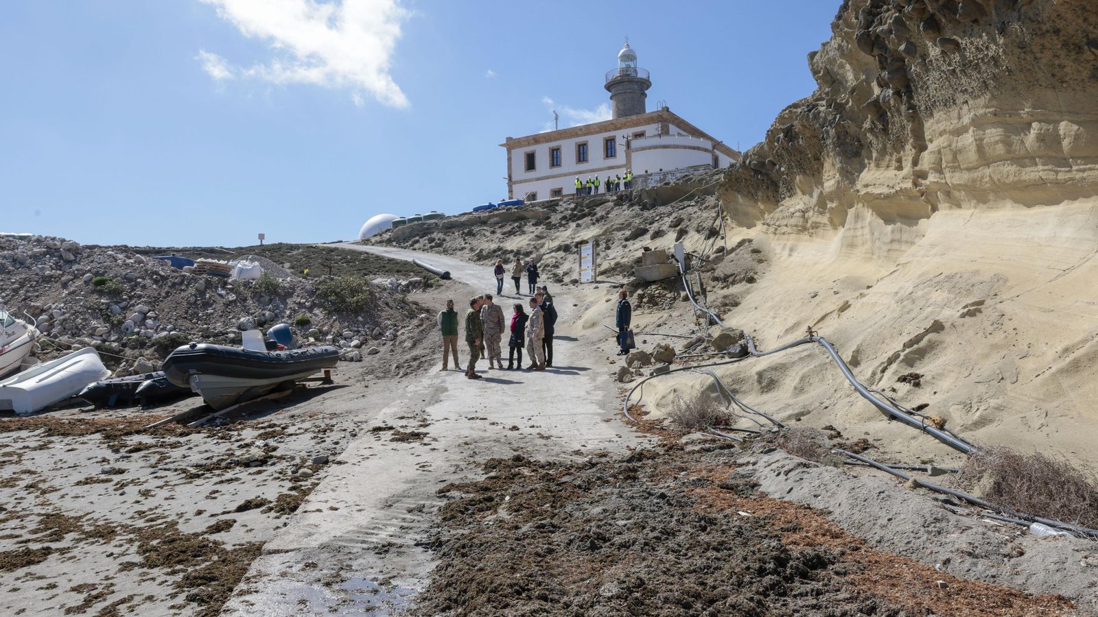 La ministra ha visitado la Isla de Alborán. La ministra ha visitado la Isla de Alborán.