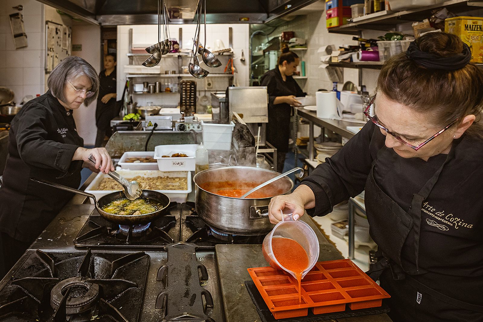 Trabajo en la cocina del restaurante.