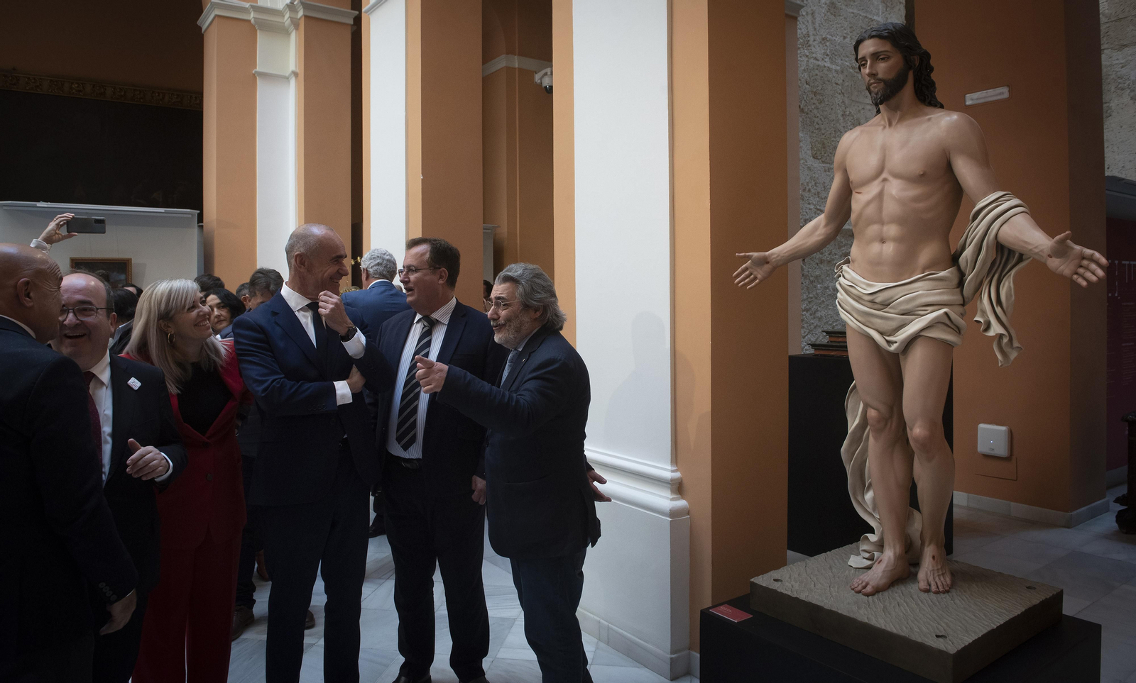 El ministro Iceta y el alcalde inauguran las exposiciones en el ayuntamiento para Semana Santa