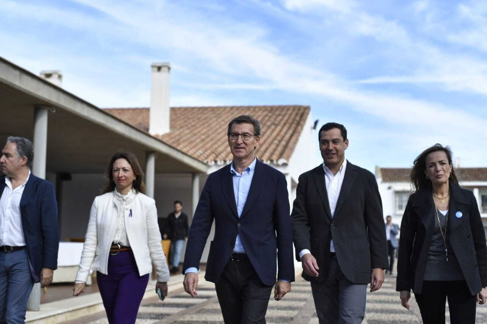 Feijóo y Juanma Moreno, junto a otros dirigentes del PP, en Málaga.
