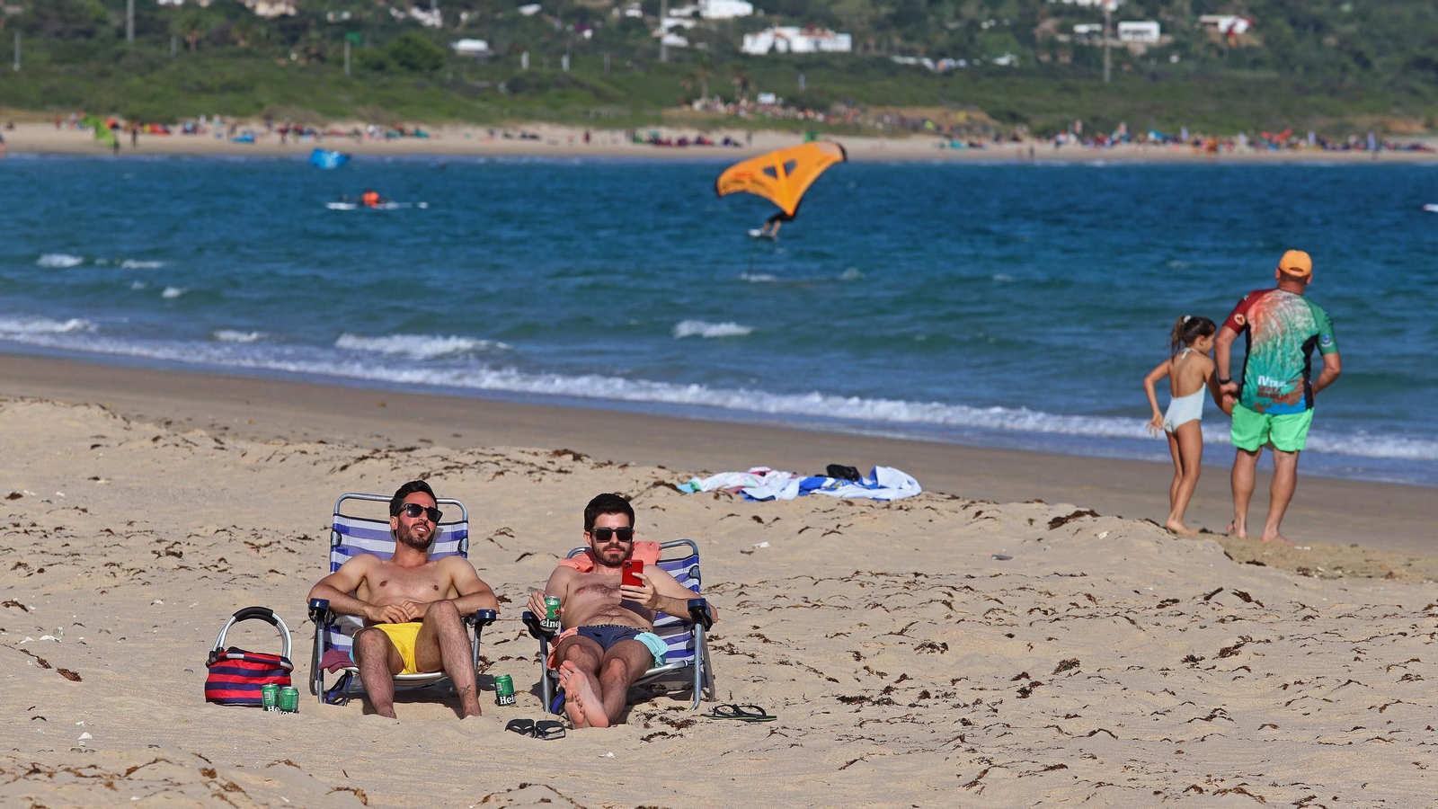 Bañistas en la playa de Valdevaqueros, en Tarifa.