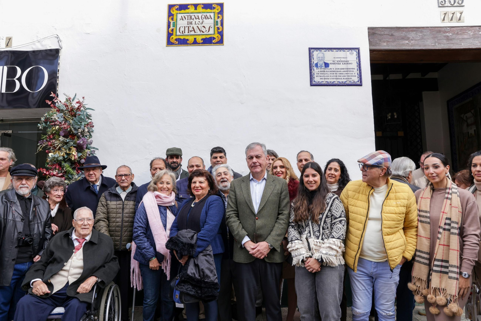 Foto de familia tras la inauguración del azulejo.