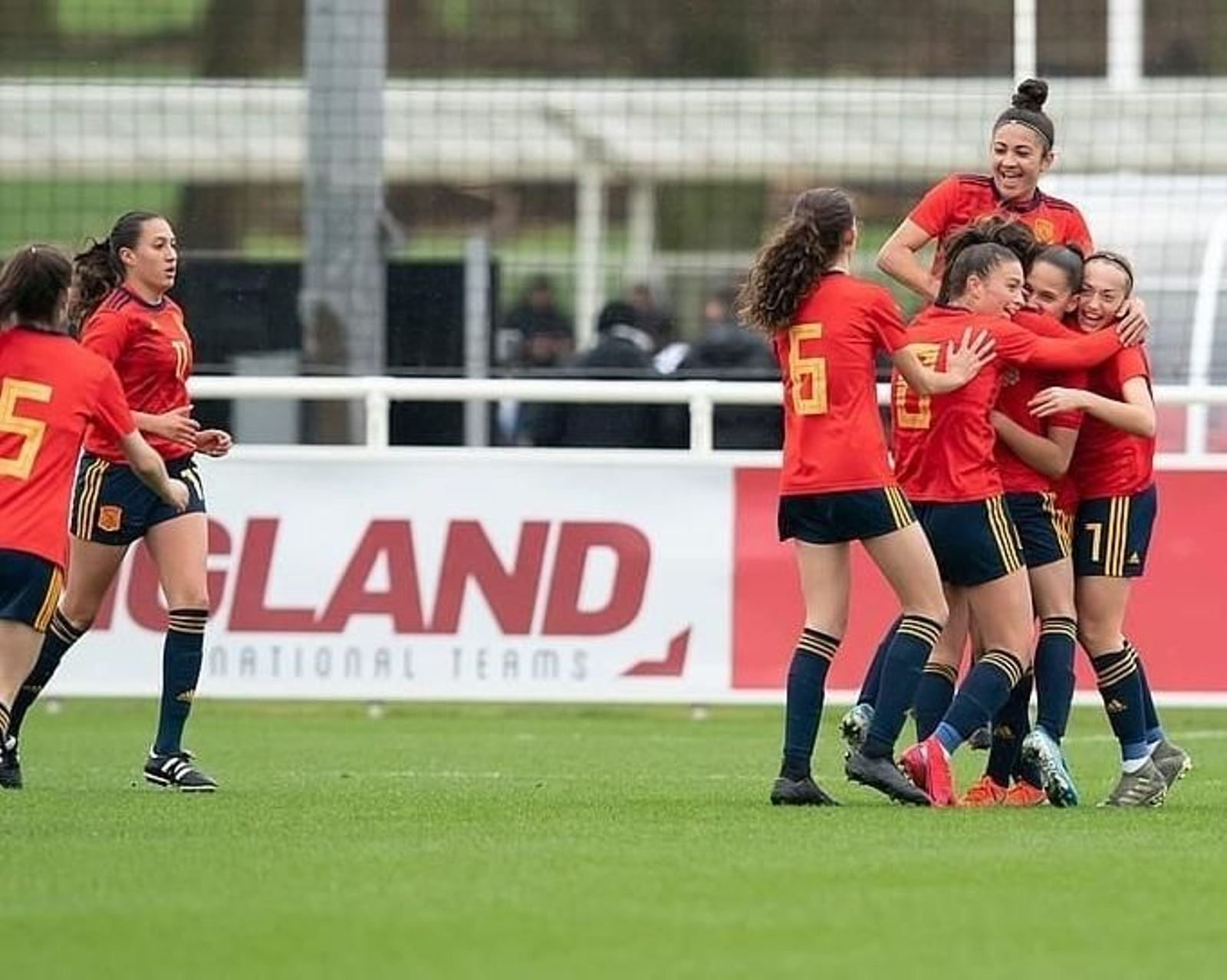 La cordobesa Lucía Moral se echa encima de sus compañeras en la celebración de un gol.