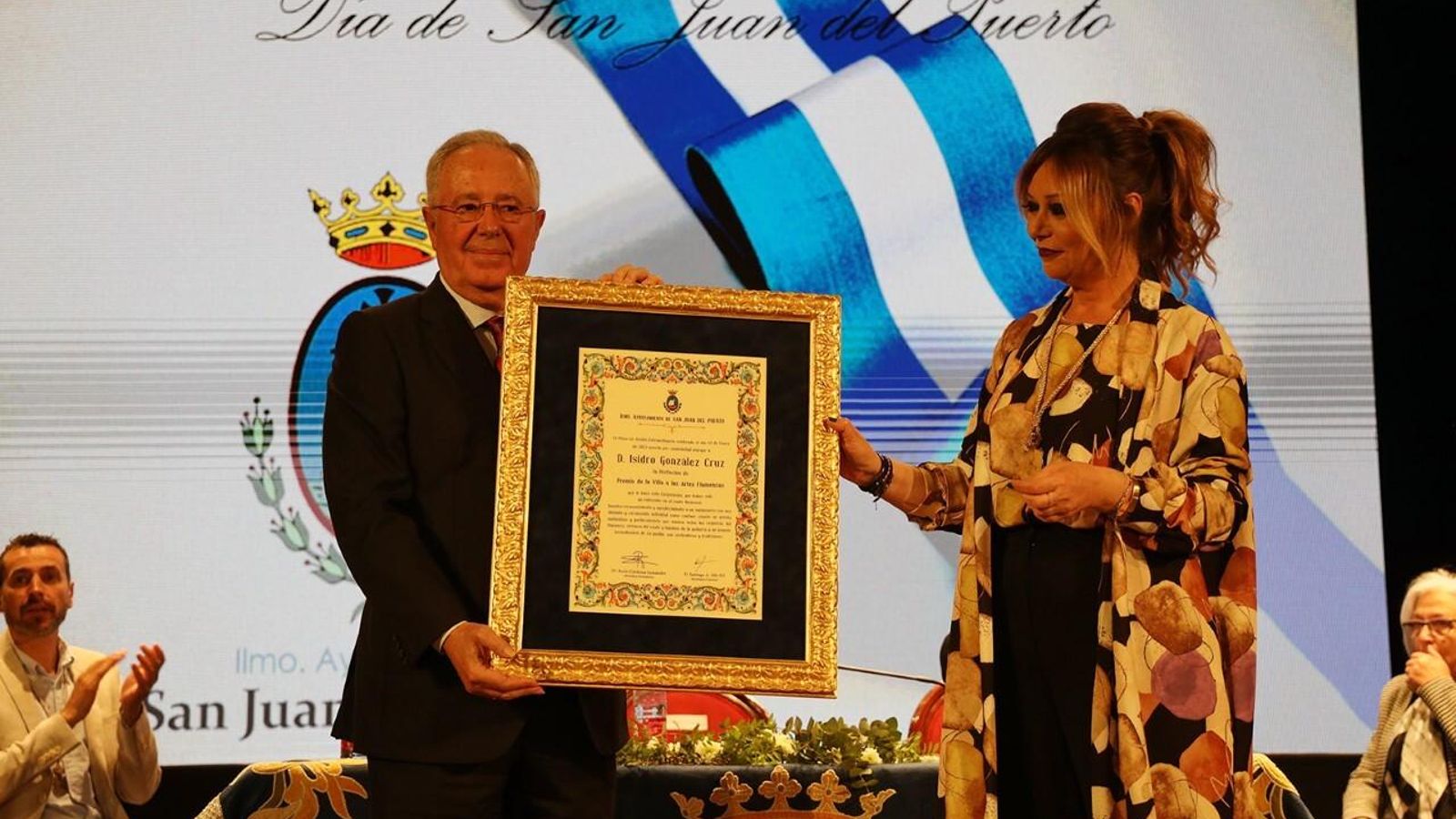 La alcaldesa entregando a Isidro González Cruz el Premio de la Villa a las Artes Flamencas