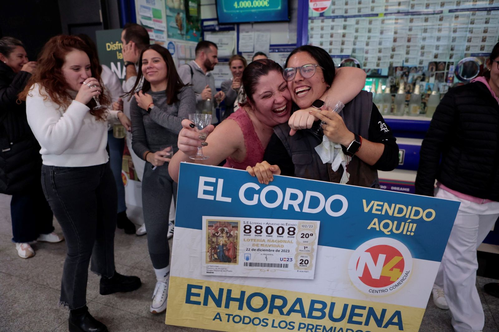Una de las premiadas con 'El Gordo' del pasado 22 de diciembre en la administración del centro comercial de Écija.