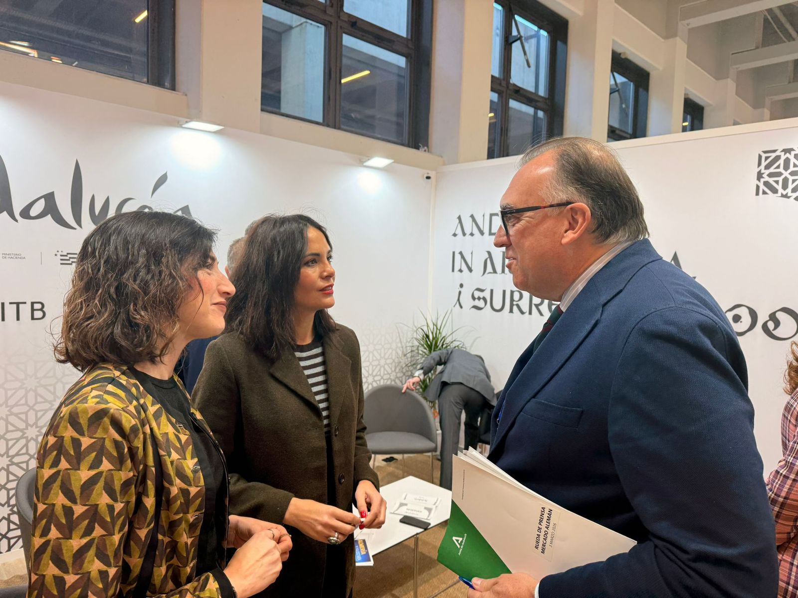 La delegación almeriense, con el consejero de Turismo de la Junta de Andalucía, Arturo Bernal.