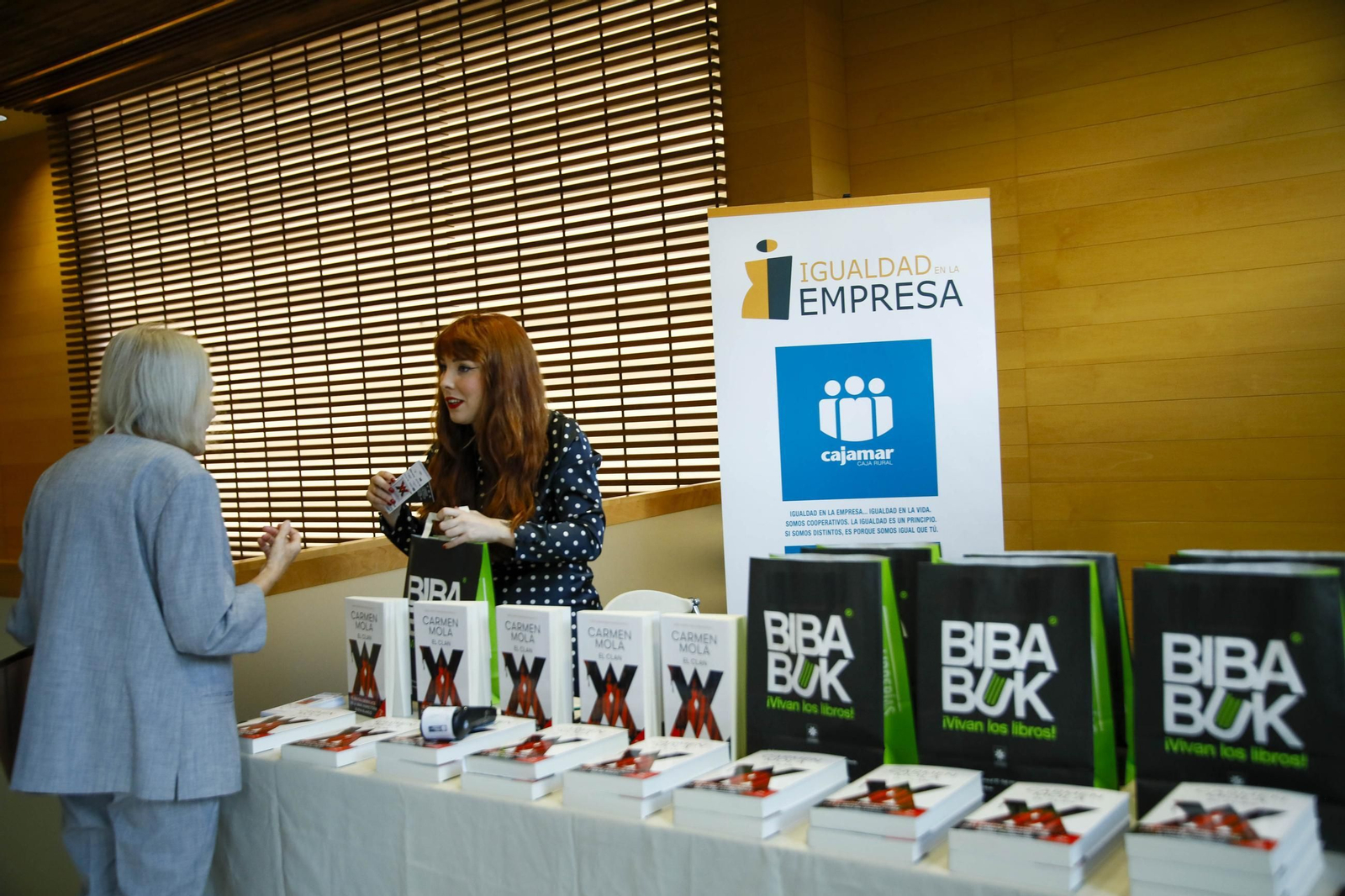 Carmen Mola presenta su libro "El clan" en la Casa de las mariposas de Almería, en imágenes