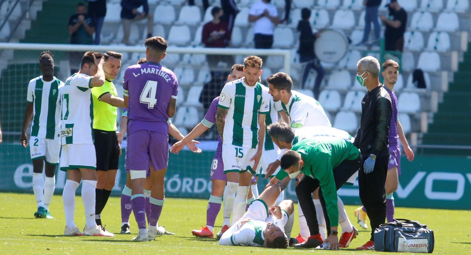 Alberto del Moral es atendido en el césped por los servicios médicos del Córdoba CF.