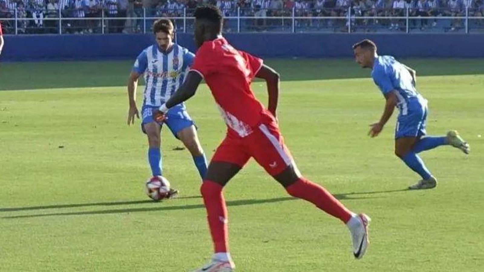 El exbalono Mario Abenza, con el balón