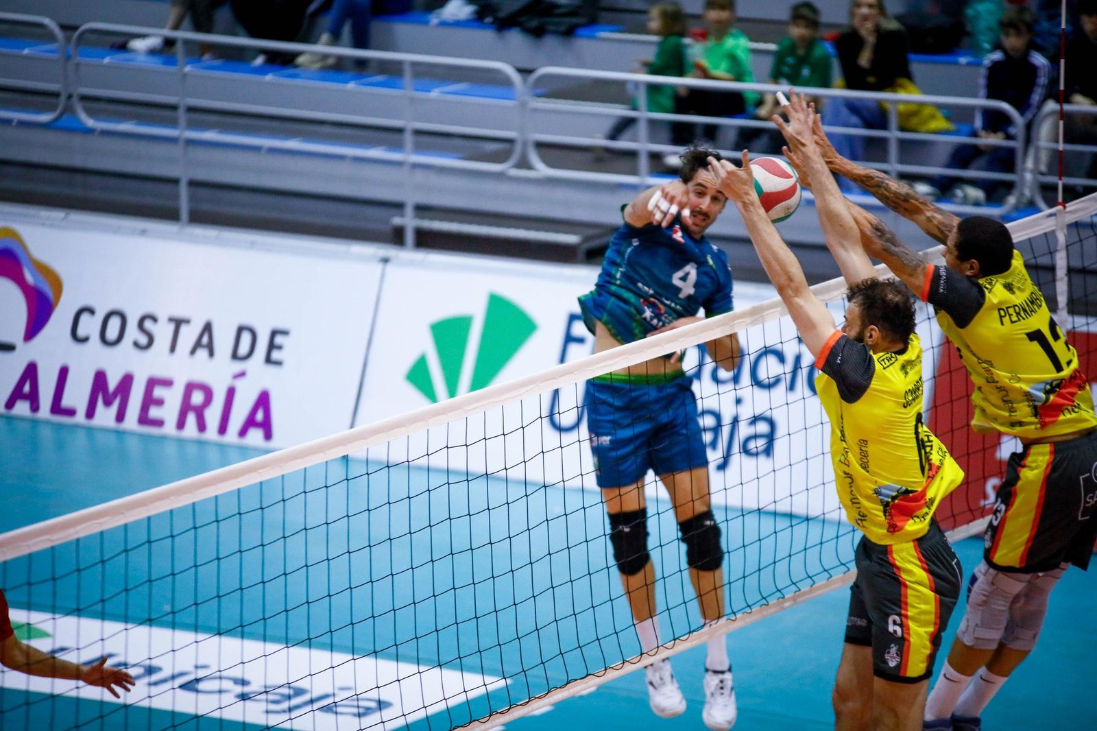Las imágenes del Unicaja Costa de Almería-Leleman Conqueridor, primer partido del play off por el título de Superliga en Almería