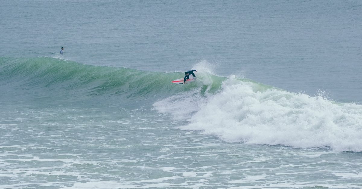 Fin de semana de olas épicas en la costa de Cádiz: los mejores surfistas del país surfearán la mejor derecha de Andalucía en Barbate