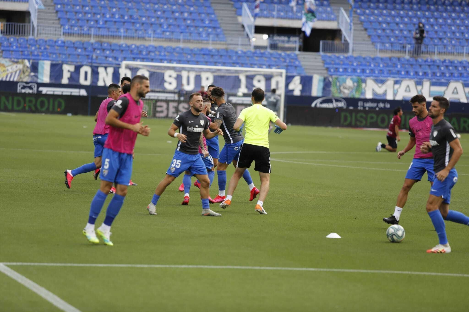 Galería del calentamiento del Málaga-Huesca.