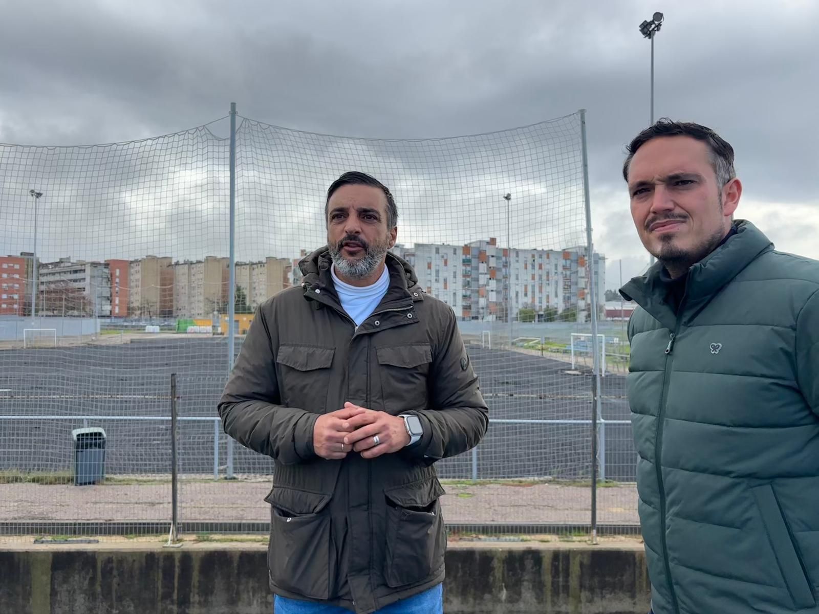 Los portavoces del grupo municipal socialista, José Antonio Díaz y Jesús Alba, en San Telmo.