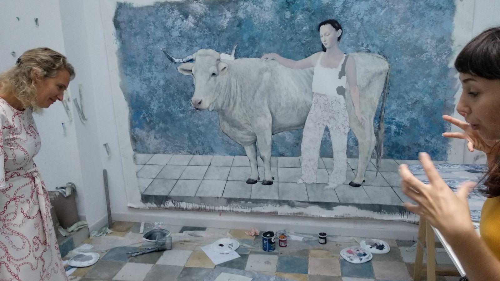 Lola Campos atendiendo a las explicaciones de la artista Dea Gómez.