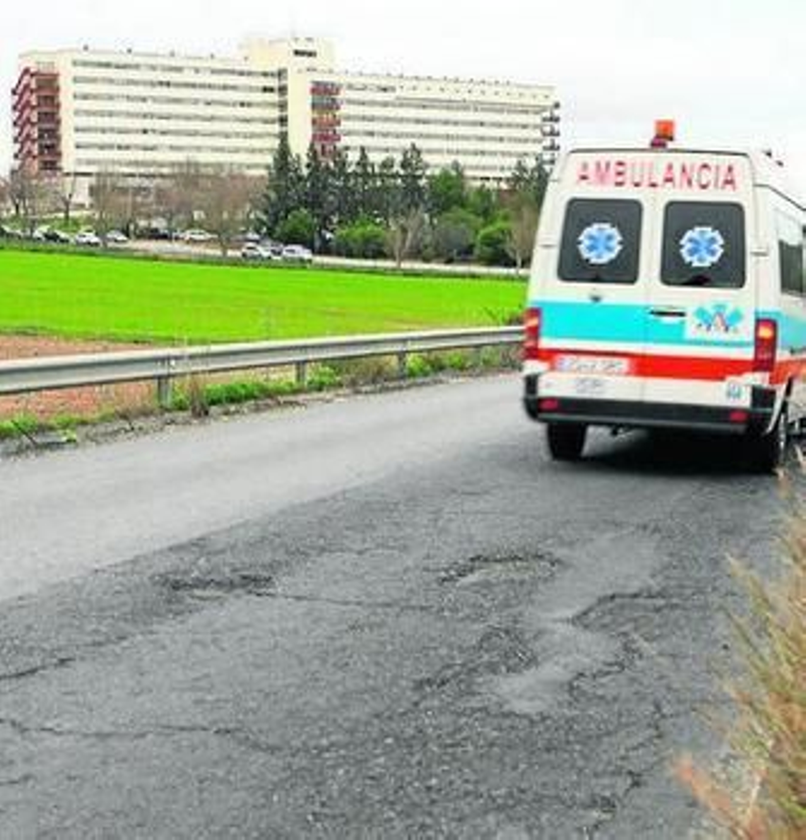 El firme de la carretera de acceso está muy degradado.