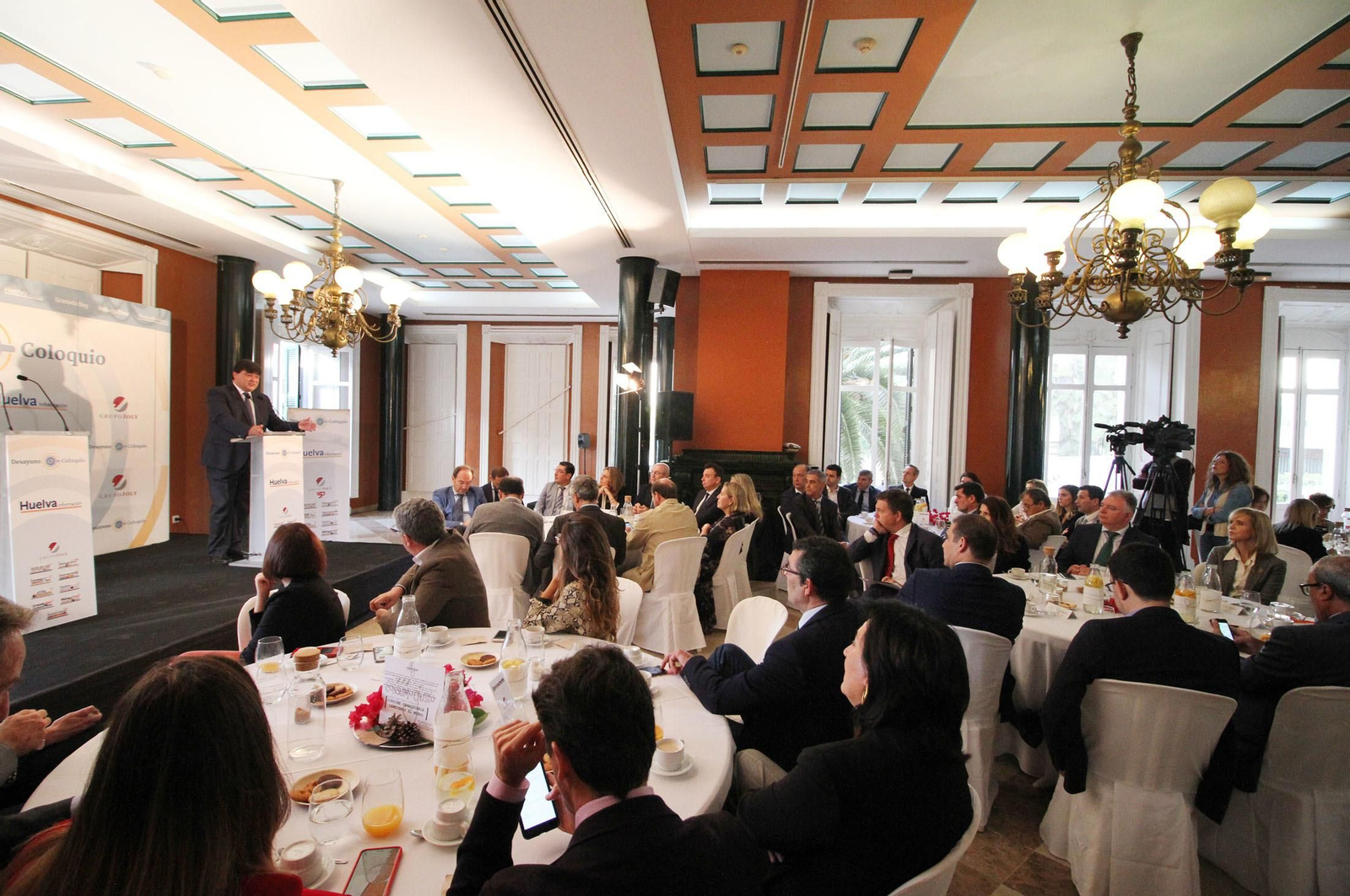 Imágenes de la conferencia y desayuno-coloquio de Gabriel Cruz, alcalde de Huelva