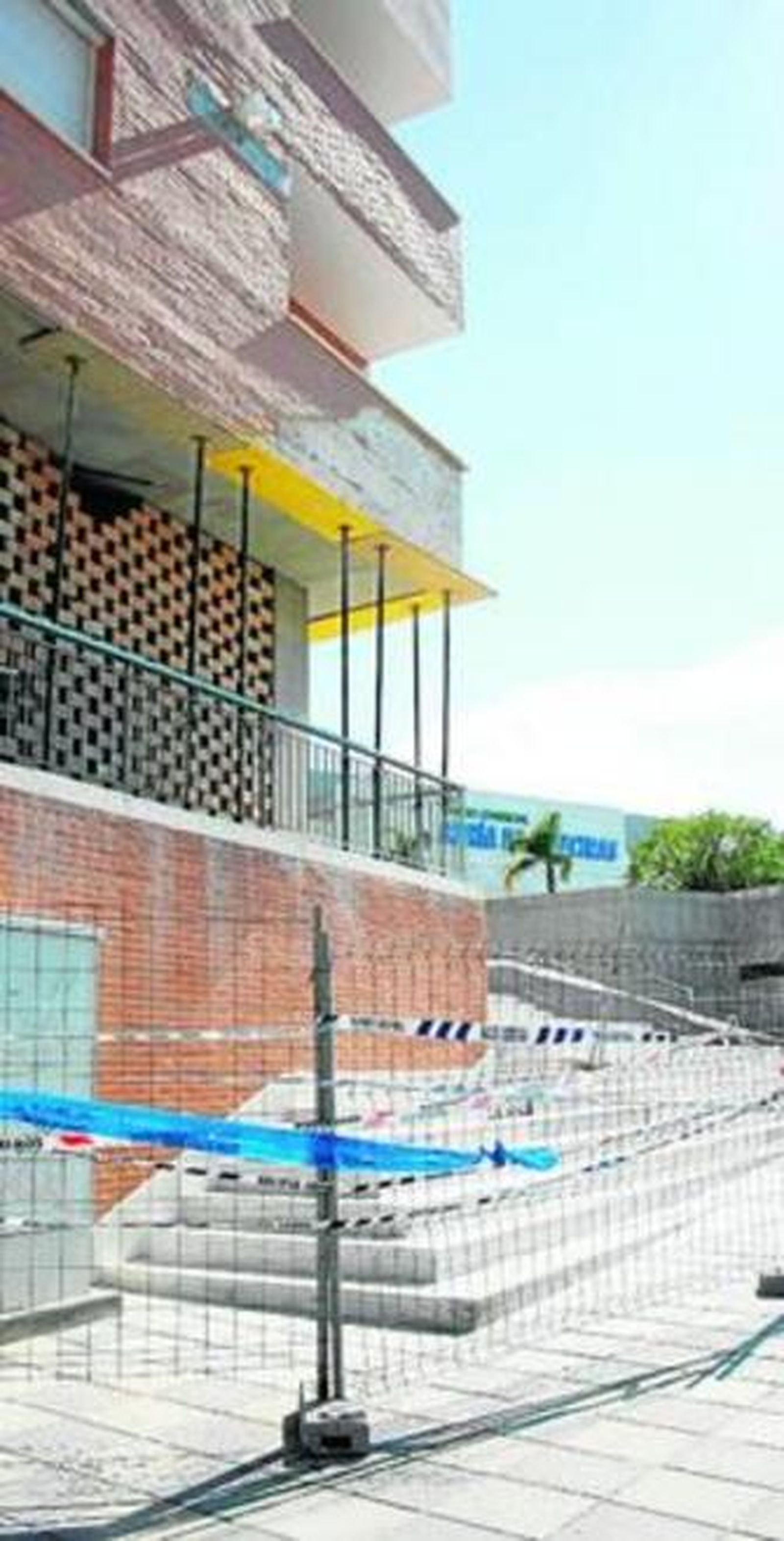 Imagen del balcón afectado con la fachada apuntalada, ayer.