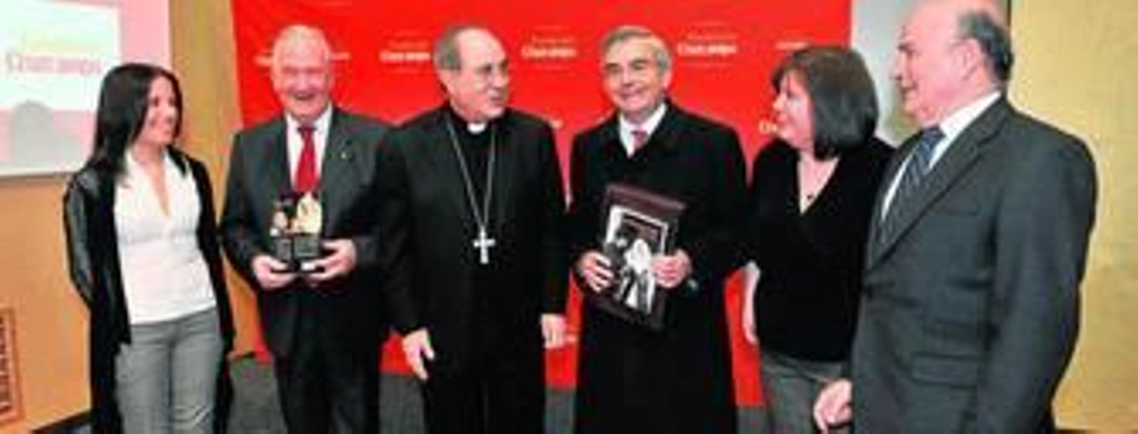 Esperanza García Perea (editora); Luis Álvarez Duarte; el arzobispo de Sevilla, Juan José Asenjo; José Joaquín León; Rosa García Perea (editora) y Julio Cuesta.