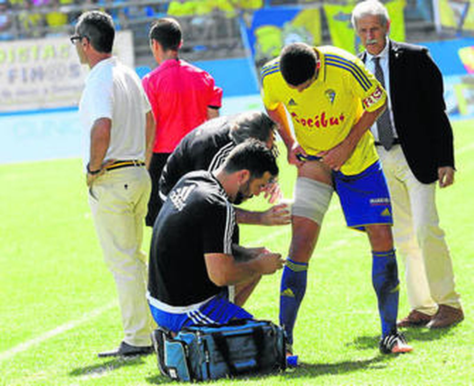 Garrido es vendado en la zona dañada antes de volver a saltar al terreno de juego en el duelo ante el Oviedo.