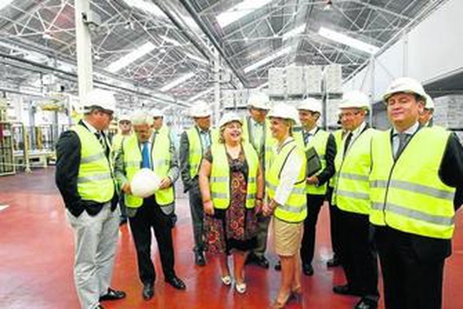 El consejero delegado de Azucarera, la consejera de Agricultura y la alcaldesa de Jerez, ayer durante la visita.