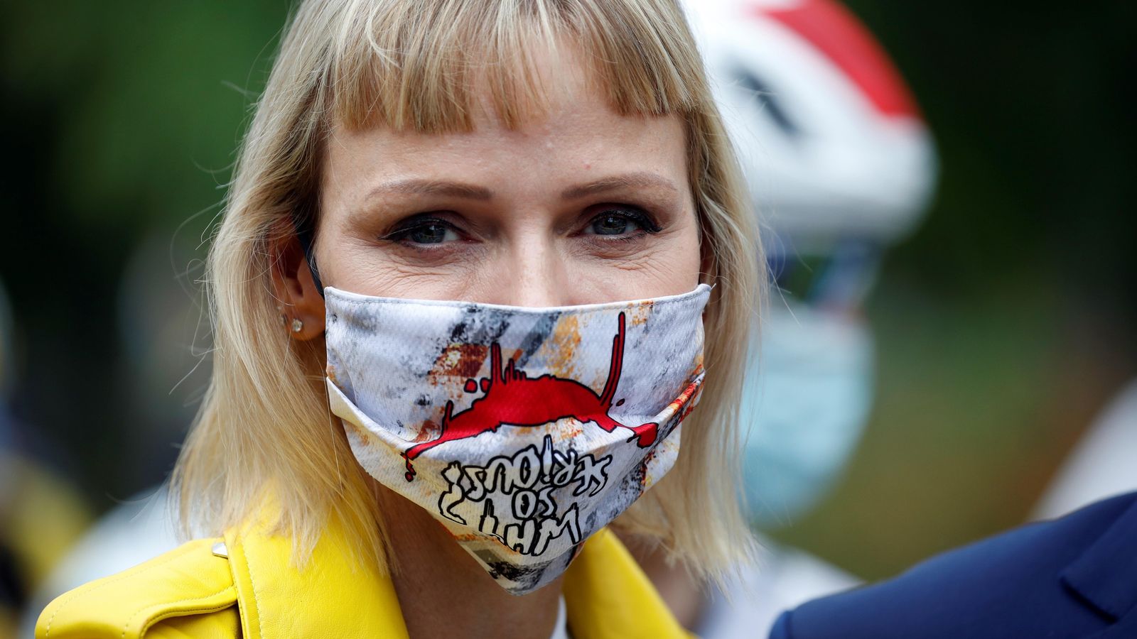Primer plano de la princesa Charlene, con su nuevo corte de pelo.