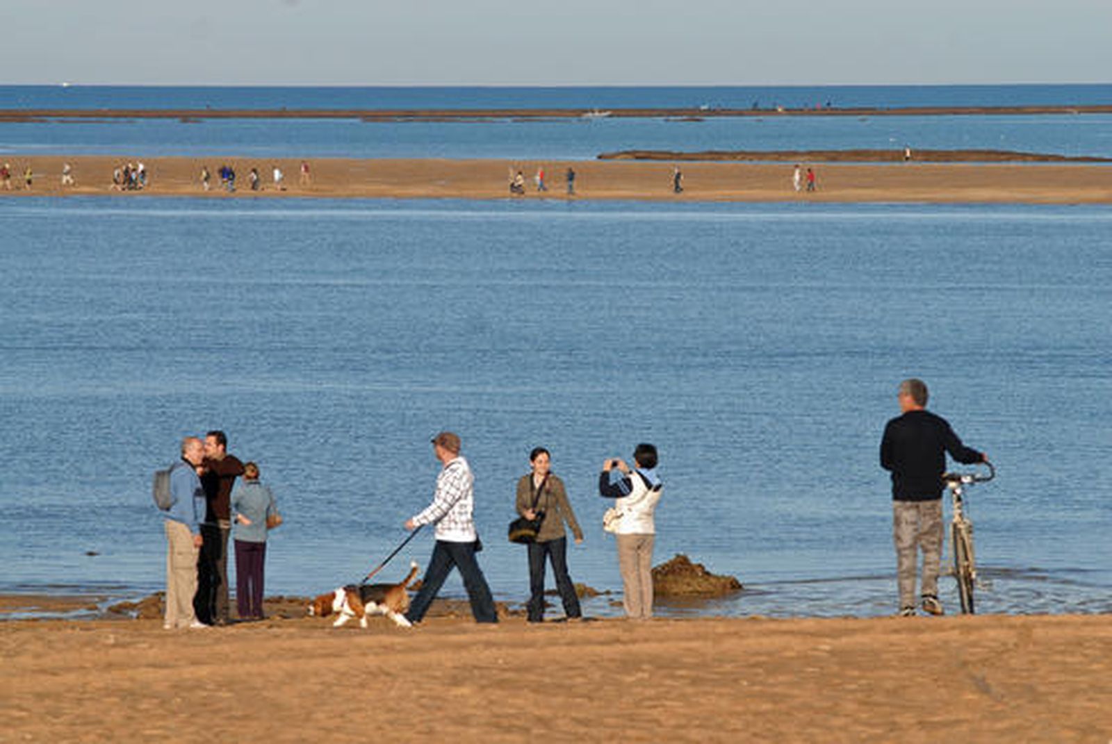Durante la mañana en Sancti Petri, se han reunido cientos de personas para disfrutar la marea./Paco Periñán

Foto: Paco Perinan