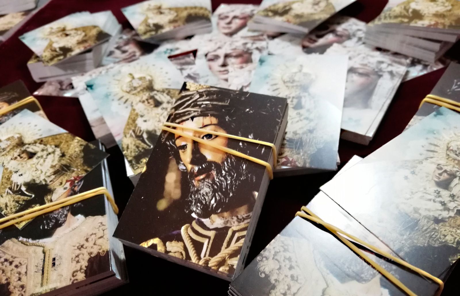 Miles de estampas que serán repartidas la próxima Madrugá