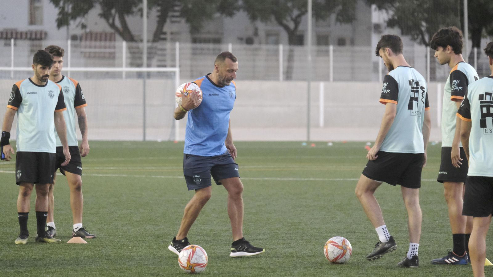 Juan Carlos Quero da órdenes a sus jugadores durante un entrenamiento del Espeleño.