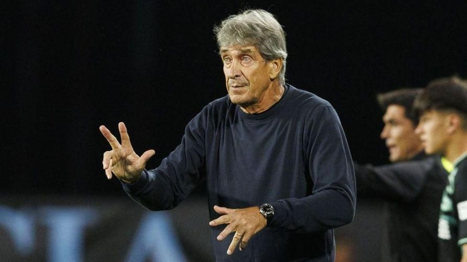Manuel Pellegrini da instrucciones a los suyos en el encuentro ante el Celta de Vigo