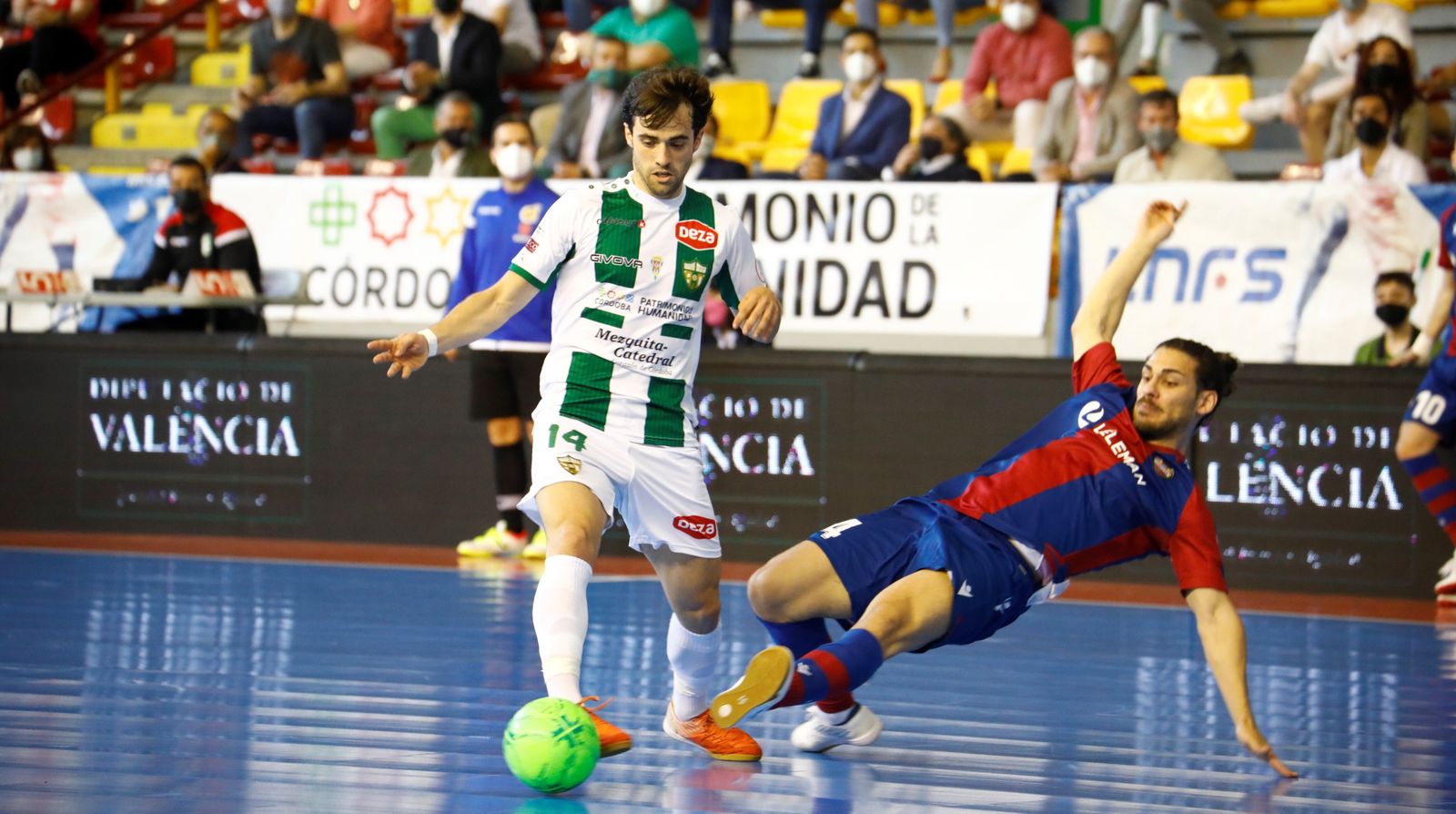 Pablo del Moral conduce el balón en la visita del Levante a Vista Alegre.