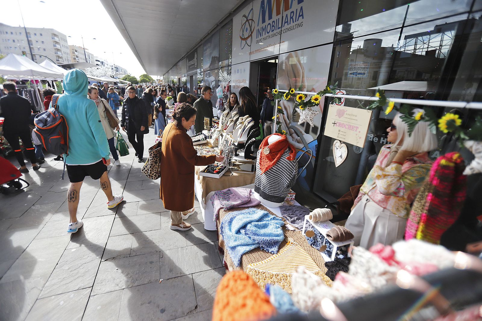 Imágenes del ambiente en el zoco del Mercado del Carmen