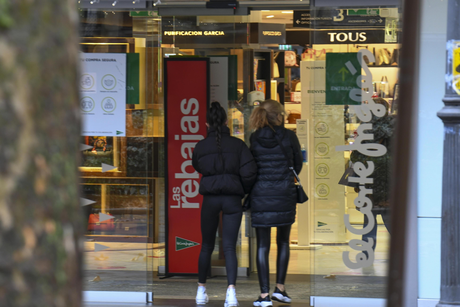 Fotos: el inicio de las rebajas en el Corte Inglés de Granada
