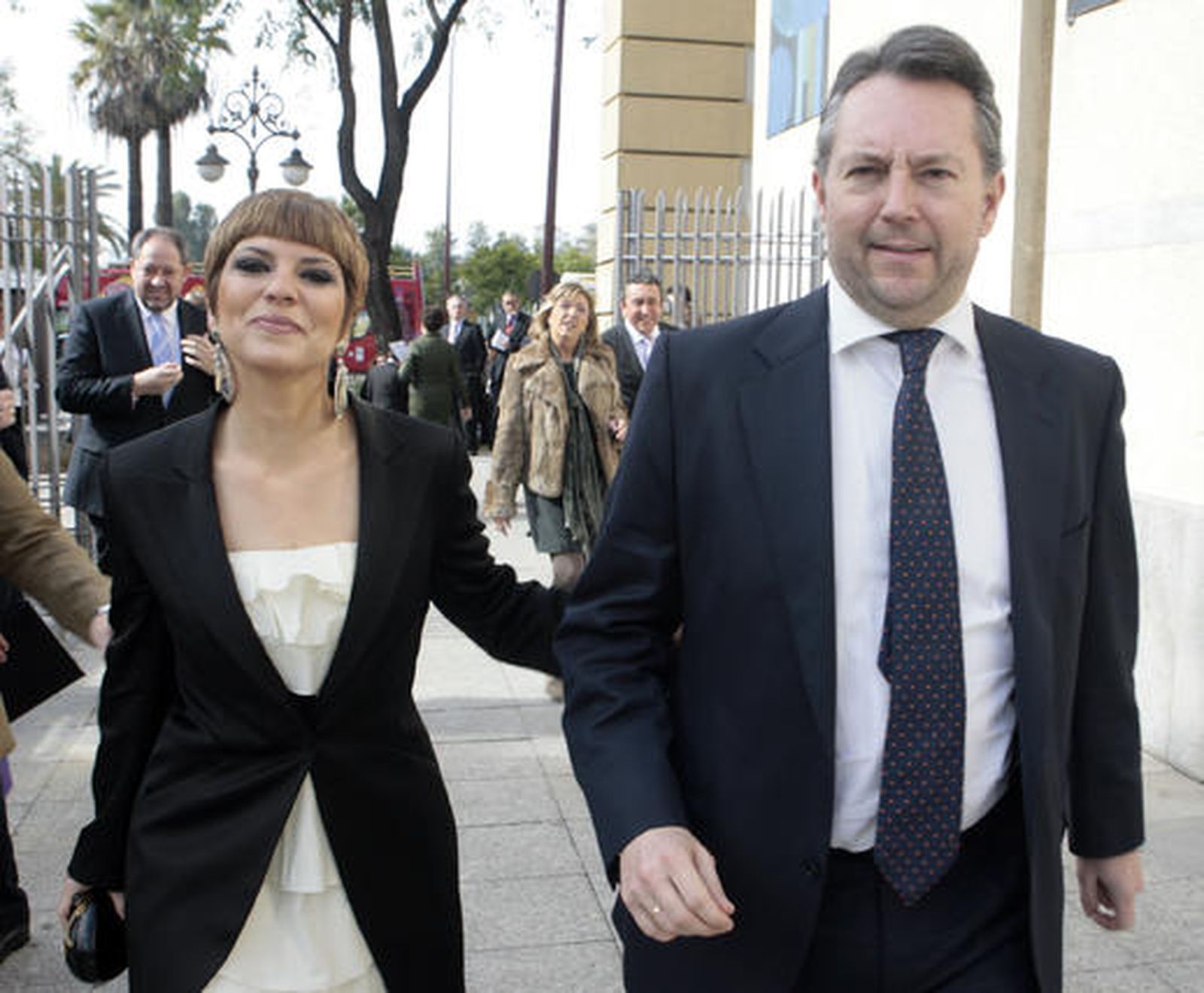 José Joly entra en el Teatro de la Maestranza junto a la cantante Pasión Vega. / Juan Carlos Muñoz · Juan Carlos Vázquez
