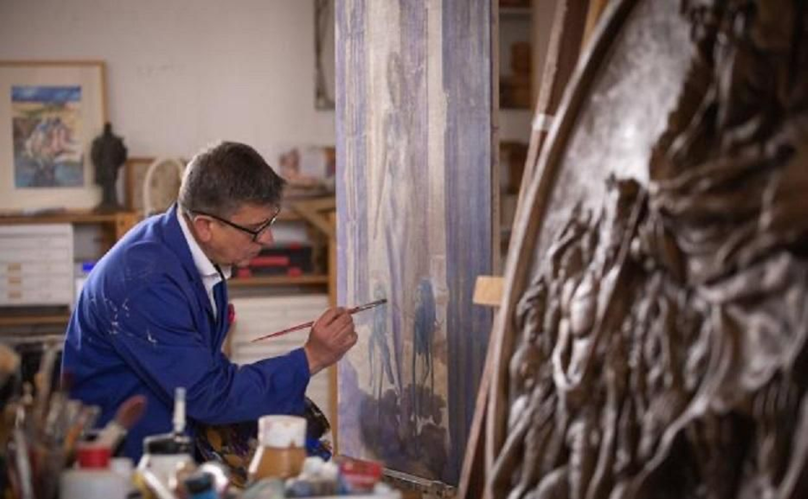 José Antonio García Amezcua pintando una de sus obras.