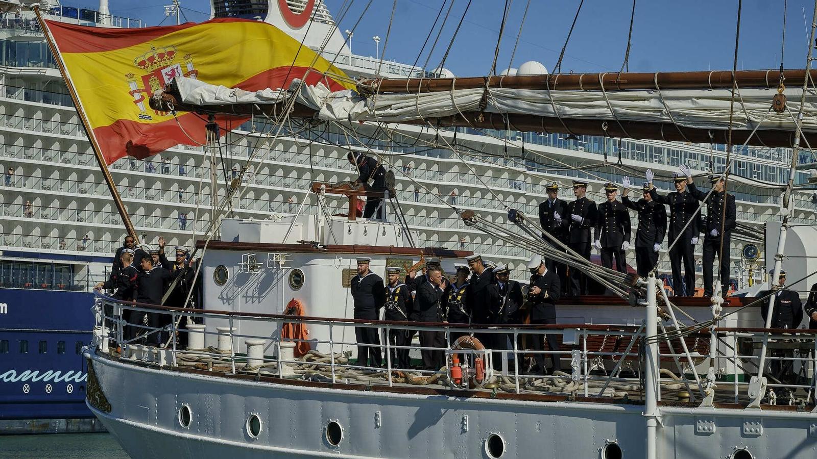 El buque escuela 'Juan Sebastián de Elcano' inicia su crucero de instrucción desde el muelle de Cádiz.